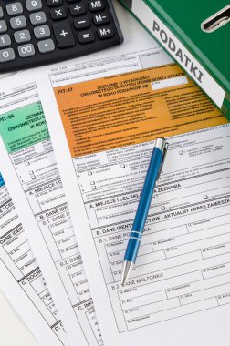 Masa üzerinde Lehçe gelir vergisi formları kapat