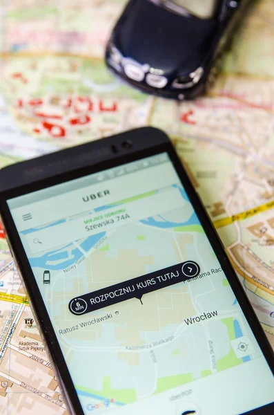 Wrocław, Polska - 11 sierpnia 2016: Uber aplikacji jest często stosowaną formą transportu miejskiego we Wrocławiu — Zdjęcie stockowe