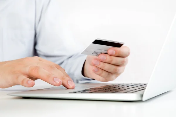 신용 카드를 사용 하 여 노트북과 남자입니다. 인터넷 쇼핑. — 스톡 사진