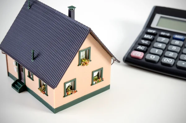 Finanças domésticas ou economia para uma casa — Fotografia de Stock