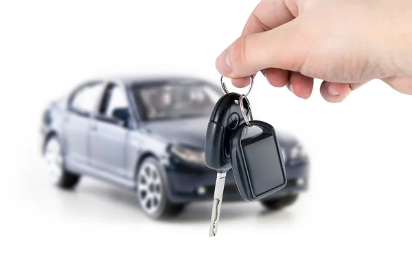 Hand met sleutels aan nieuwe auto. Kopen of verkopen van samenstelling — Stockfoto