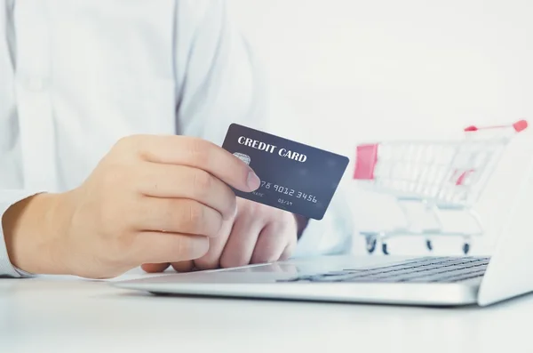 Férfi laptop használ hitelkártya. Internetes vásárlás. — Stock Fotó