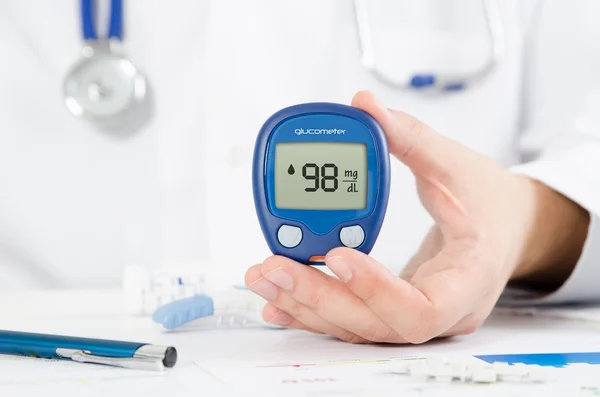 Dokter maken bloedsuiker test. Gezondheidszorg, diabetes, medische conceptie — Stockfoto
