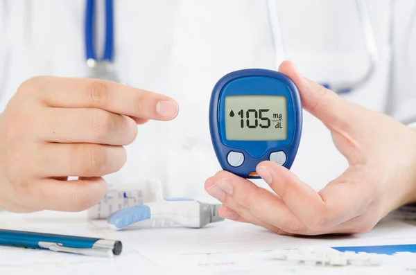 Läkare gör blodsocker test. Hälsovård, diabetes, medicinsk befruktningen — Stockfoto