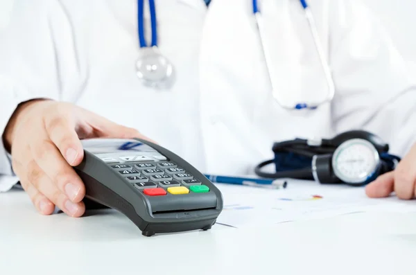 Payment terminal in doctor's office. Pay for health care — Stock Photo, Image
