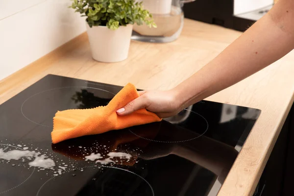 Vrouw Schoonmaken Inductiekachel Moderne Keuken Met Inductiekookplaat — Stockfoto