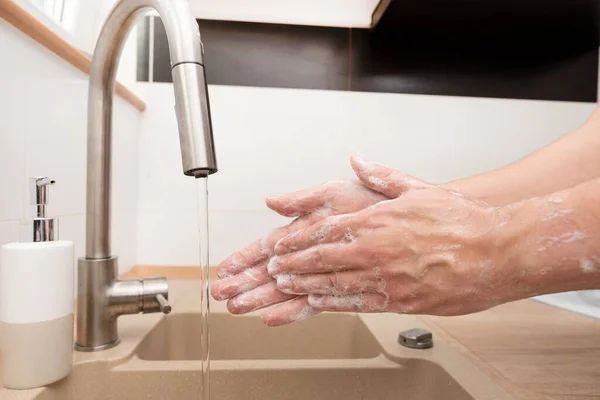 男は手を洗って 水道水の下で石鹸を使用してください 衛生概念の閉鎖 — ストック写真