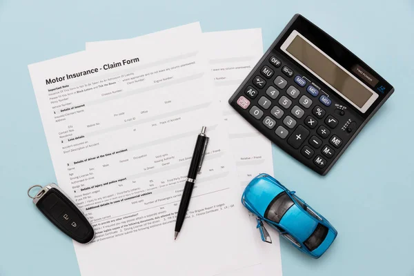 Autoverzekering Verzekeringscontract Autosleutels Een Blauwe Achtergrond — Stockfoto
