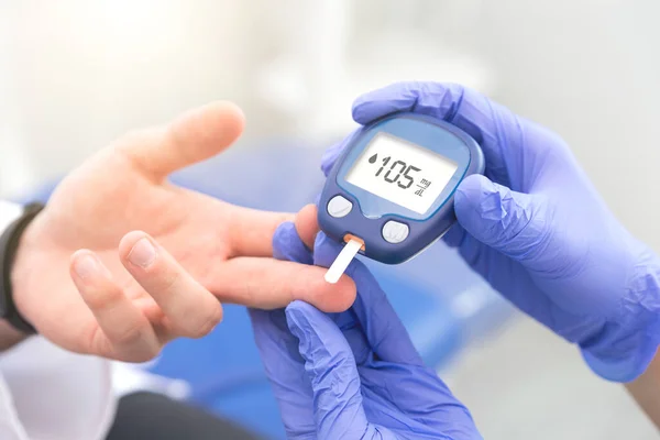 Dottore Che Test Dello Zucchero Nel Sangue Clinica Diabete Trattamento — Foto Stock