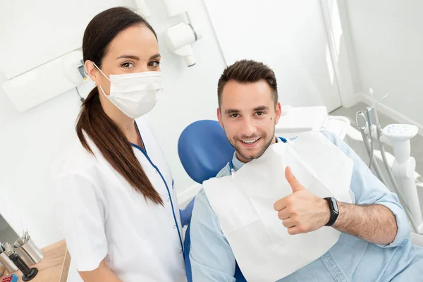 Joven Doctor Dentista Paciente Mostrando Pulgar Hacia Arriba Concepto Dientes — Foto de Stock