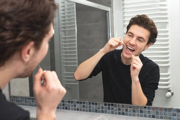 Man Använder Tandtråd Badrummet Begreppet Tandhälsa — Stockfoto