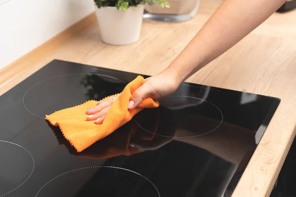 Fogão Indução Limpeza Mulher Cozinha Moderna Com Placa Indução — Fotografia de Stock