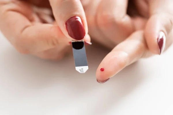 Mulher Verificar Nível Açúcar Sangue Diabetes Conceito Cuidados Saúde — Fotografia de Stock