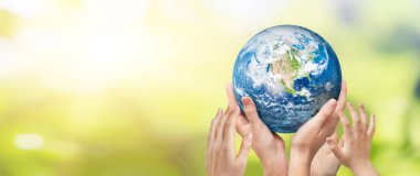 Dünya küresi ailenin elinde. Dünya çevre günü konsepti. Bu görüntünün elementleri NASA tarafından desteklenmektedir