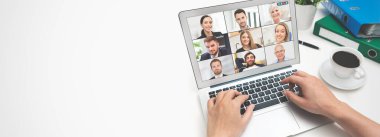 Birden fazla çalışanla video konferansı. Uzaktan çalışma ve evden çalışma için dizüstü bilgisayar uygulaması. Kopyalama alanı olan web pankartı