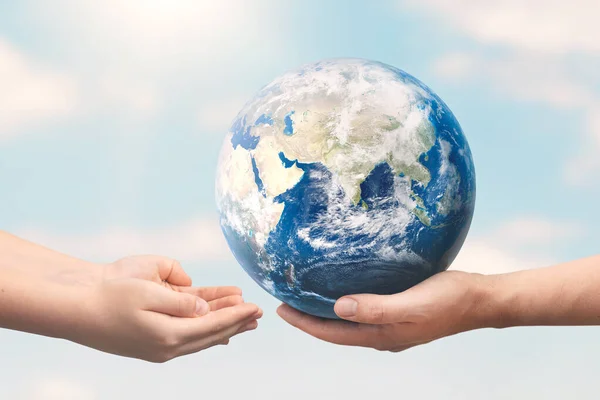 Mano Sosteniendo Globo Terrestre Concepto Del Día Del Medio Ambiente — Foto de Stock