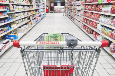 Wroclaw, Polonya - 14 Aralık 2020: Süpermarkette alışveriş arabası