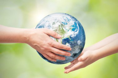 Dünya 'yı çocuğa insan veriyor. Dünya çevre günü konsepti. Bu görüntünün elementleri NASA tarafından desteklenmektedir.