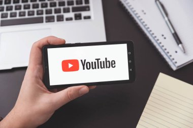 Wroclaw, Polonya - DEC 2, 2020: akıllı telefondan Youtube logosu. Youtube, Google tarafından geliştirilen en popüler video servisidir..