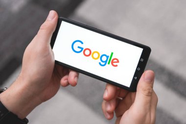 Wroclaw, Polonya - DEC 2, 2020: Google logosu Huawei P30 ekranında. Google en popüler web arama motorudur