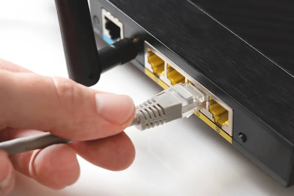 Router Van Dichtbij Snel Internet Modem Apparaat Man Stekkers Ethernet — Stockfoto