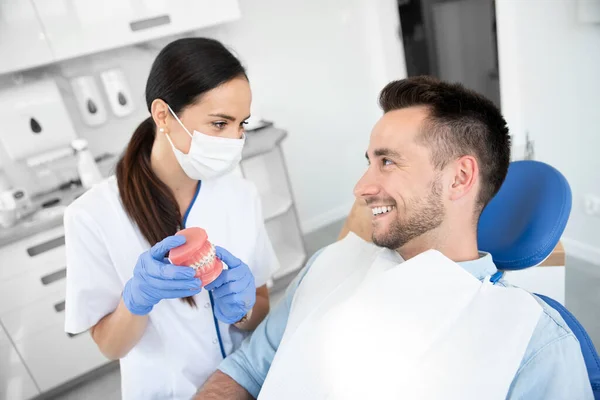 Dentista Hembra Sosteniendo Muestras Mandíbula Diente Con Ortodoncia Modelo Clínica — Foto de Stock