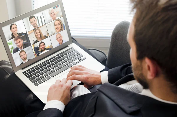 Videoconferencia Con Múltiples Empleados Aplicación Portátil Para Trabajo Remoto Estudio —  Fotos de Stock