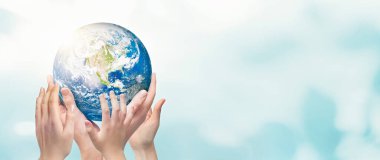 Dünya küresi ailenin elinde. Dünya çevre günü konsepti. Bu görüntünün elementleri NASA tarafından desteklenmektedir