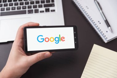 Wroclaw, Polonya - DEC 2, 2020: Google logosu Huawei P30 ekranında. Google en popüler web arama motorudur