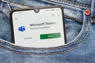 Wroclaw, Polonya - NOV 30, 2020: Microsoft Takımları sosyal platform, uzaktan çalışma veya evden öğrenme. Google Play mağazasında Microsoft Takımları uygulaması.