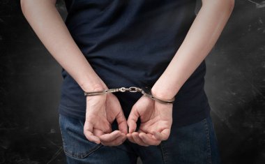 Suçlu kelepçeli, arka görüş. Suçlu tutuklandı, güvenlik kavramı