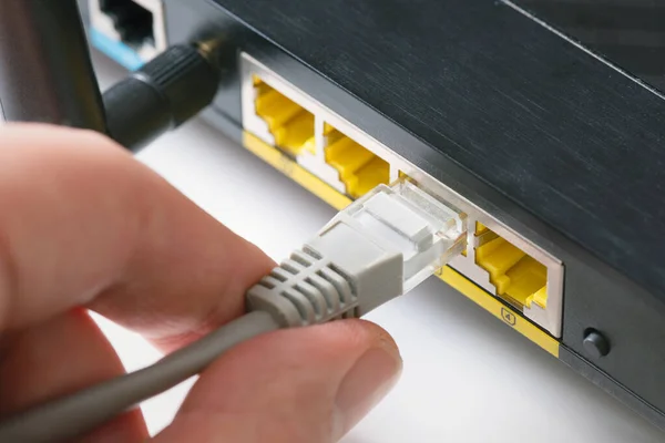 Router Κλείνει Γρήγορη Συσκευή Modem Διαδικτύου Βύσματα Άνθρωπος Ethernet Καλώδιο — Φωτογραφία Αρχείου