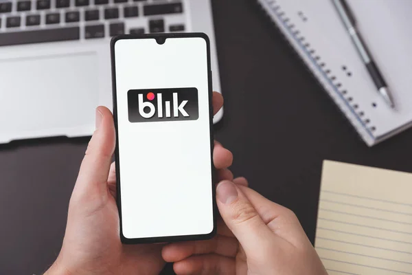 Wroclaw Poland Dec 2020 Blik Logo Smartphone Blik是最受欢迎的抛光支付网络系统 — 图库照片