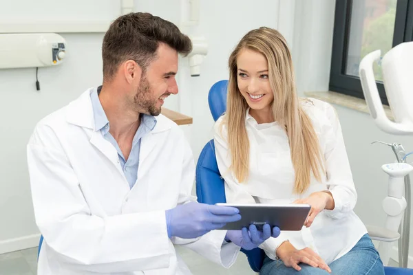 Zahnärztliche Beratung Der Klinik Zahnarzt Zeigt Zähne Auf Digitalem Tablet — Stockfoto