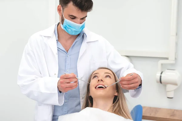 Kvinna Stomatologiska Kliniken Med Manlig Tandläkare Friska Tänder Tandvård Koncept — Stockfoto