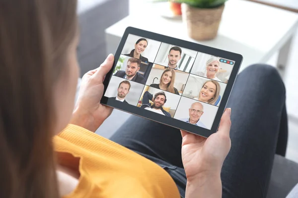 Videokonference Více Zaměstnanci Tableta Aplikace Pro Vzdálenou Práci Studium Domova — Stock fotografie