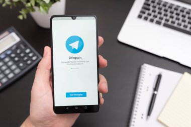 Wroclaw, Polonya - 20 Ocak 2021 Android ile telgraf uygulaması. Gizlilik politikası için kullanıcılar tarafından seçilen telgraf uygulaması