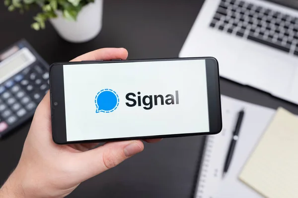 Wroclaw Polen Jan 2021 Signaaltoepassing Smartphone Met Android Signaalapp Gekozen — Stockfoto