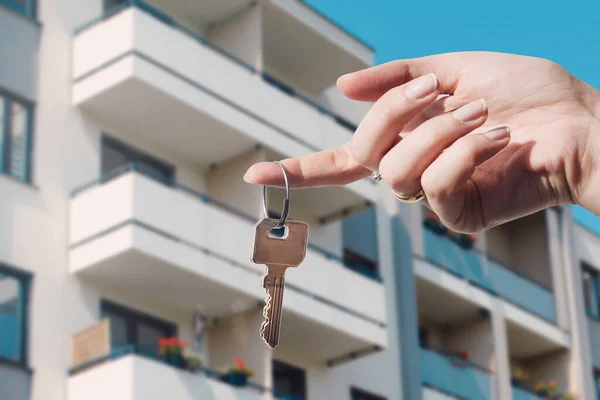 Real Estate Agent Holding Keys New Flat Real Estate Buy — Stock Photo, Image