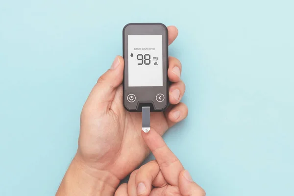 Mannen Som Använder Glukometer Kollar Blodsockernivån Diabetesbegreppet — Stockfoto