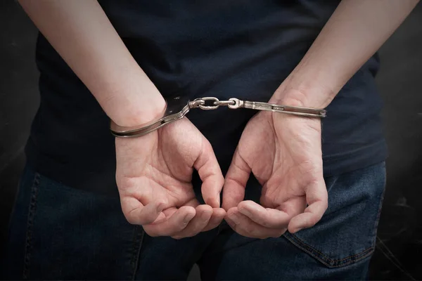 Crimineel Geboeid Achteraanzicht Strafrechtelijke Arrestatie Veiligheidsconcept — Stockfoto