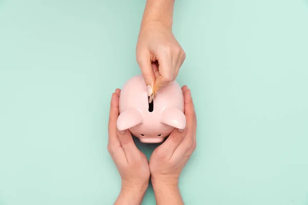 Mujer Pone Una Moneda Una Alcancía Presupuesto Concepto Ahorro — Foto de Stock