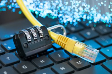 İnternet güvenliği kavramı. Asma kilit ve RJ-45 ethernet tıpası.