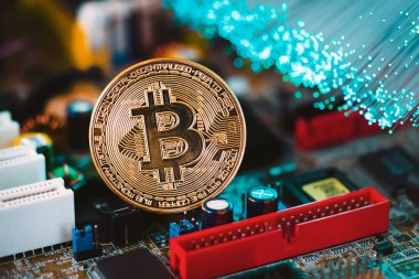 Bitcoin şifreleme, sanal para, engelleme teknolojisi konsepti. Elektronik anakart üzerinde altın para.