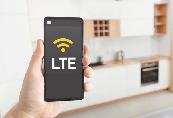 Lte高速インターネット接続 男は画面上でLteのロゴとスマートフォンを保持 — ストック写真
