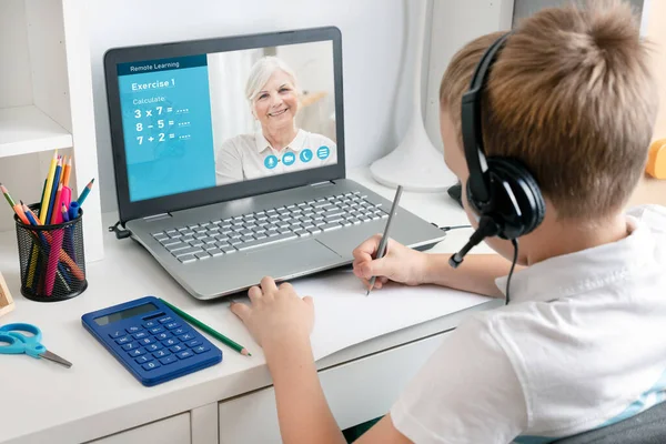 Remote Learning Concept Met Jongen Met Laptop Learning Wiskunde Oefening — Stockfoto