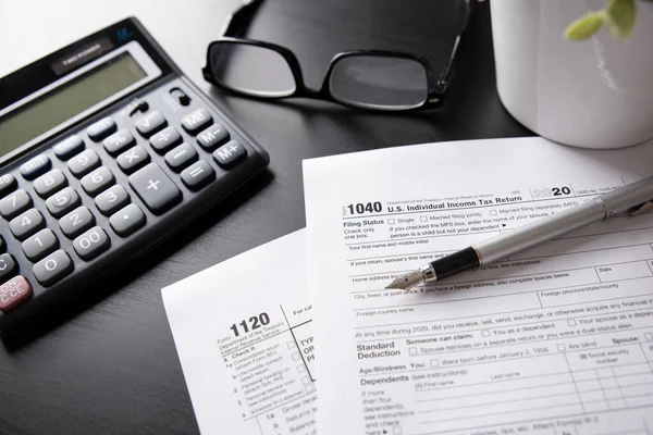 机の上にアメリカの税務申告書 税収2020の考え方 — ストック写真
