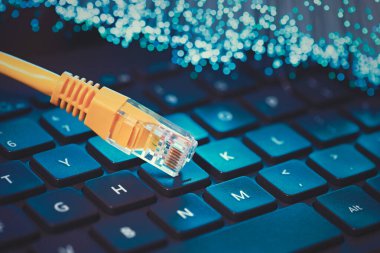 İnternet kablosu, RJ-45 fişi dizüstü bilgisayarda. Yüksek hızlı fiber optik internet kavramı