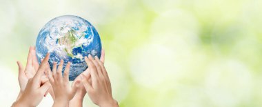 Dünya küresi ailenin elinde. Dünya çevre günü konsepti. Bu görüntünün elementleri NASA tarafından desteklenmektedir