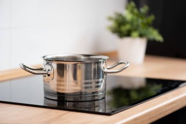 Mutfakta, indüksiyon hobında. Elektrikli soba.